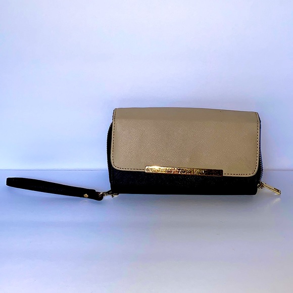 Perfect Party Wristlet! - Picture 1 of 4